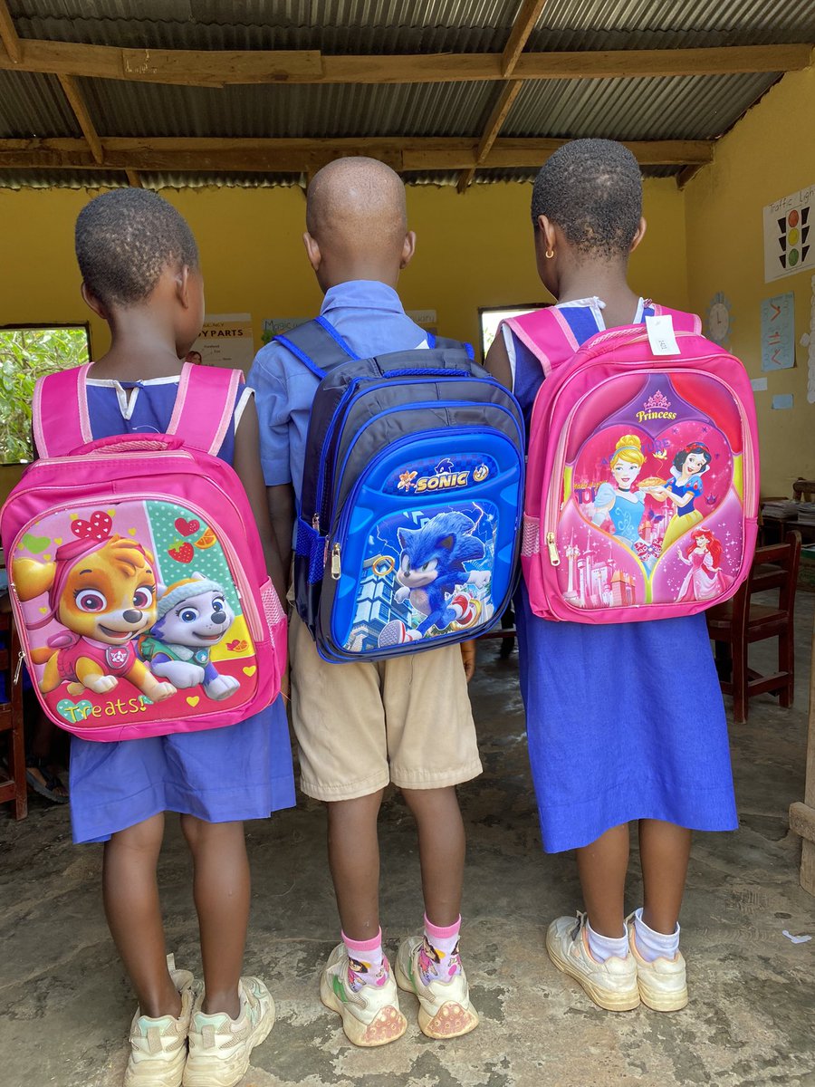 Feeling grateful for Sir Peter's generosity 🥰👏
He just bought 3 backpacks for my pupils🥳💪
May God bless him abundantly for his kindness and support❤️

#amaval #valcharity #thesewingteacher #onestudentoneunuform #backpacks🎒 #sdg4 #sdg5 #sdg10