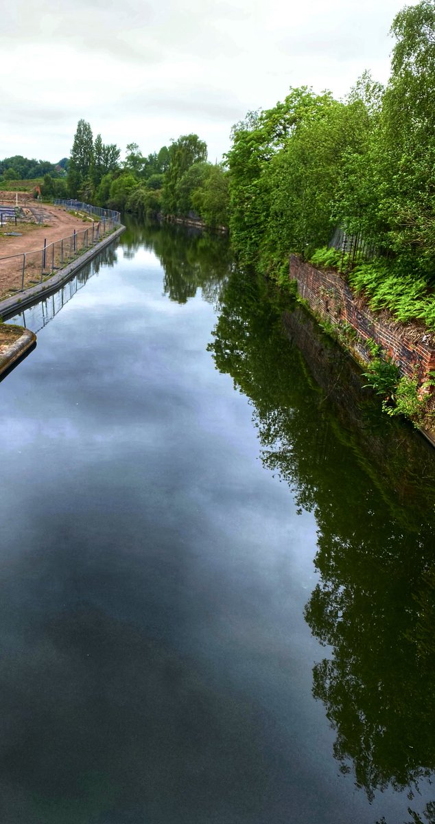 “Cool Calm Canal of Blue” view from Soho Loop bridge near Winson Green Birmingham….canal ride ⁦@CRTWestMidlands⁩ ⁦@CanalRiverTrust⁩ ⁦@canalbikenews⁩ ⁦@InlandWaterways⁩ ⁦@artsalloverthep⁩ ⁦@LakesideArts⁩