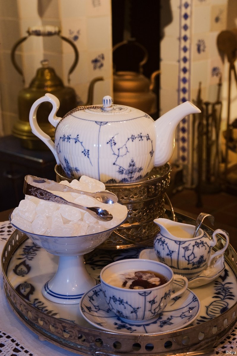 People in East Frisia on 🇩🇪's North Sea coast drink more tea per capita than anyone in the world. Tea time is a ritual in Ostfriesland and it's considered rude to drink anything less than 3 cups. East Frisian cuppa recipe: sugar, tea, cream, no stirring! #InternationalTeaDay