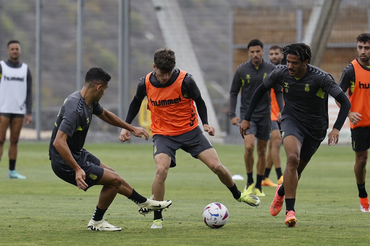 🔙 ¡Vuelta al trabajo en la Ciudad Deportiva! Nuestro equipo regresará a la actividad este miércoles, en sesión vespertina (18 horas), para preparar el partido ante el @Alaves. #LasPalmasAlavés 💛💙 #LaUniónHaceLasPalmas #LaUniónDePorVida