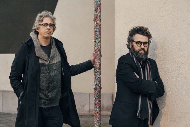 Belgische museumdirecteuren Philippe Van Cauteren (S.M.A.K.) en Bart de Baere (M KHA) beschuldigd van toxisch leiderschap
metropolism.com/nl/feature/dir…