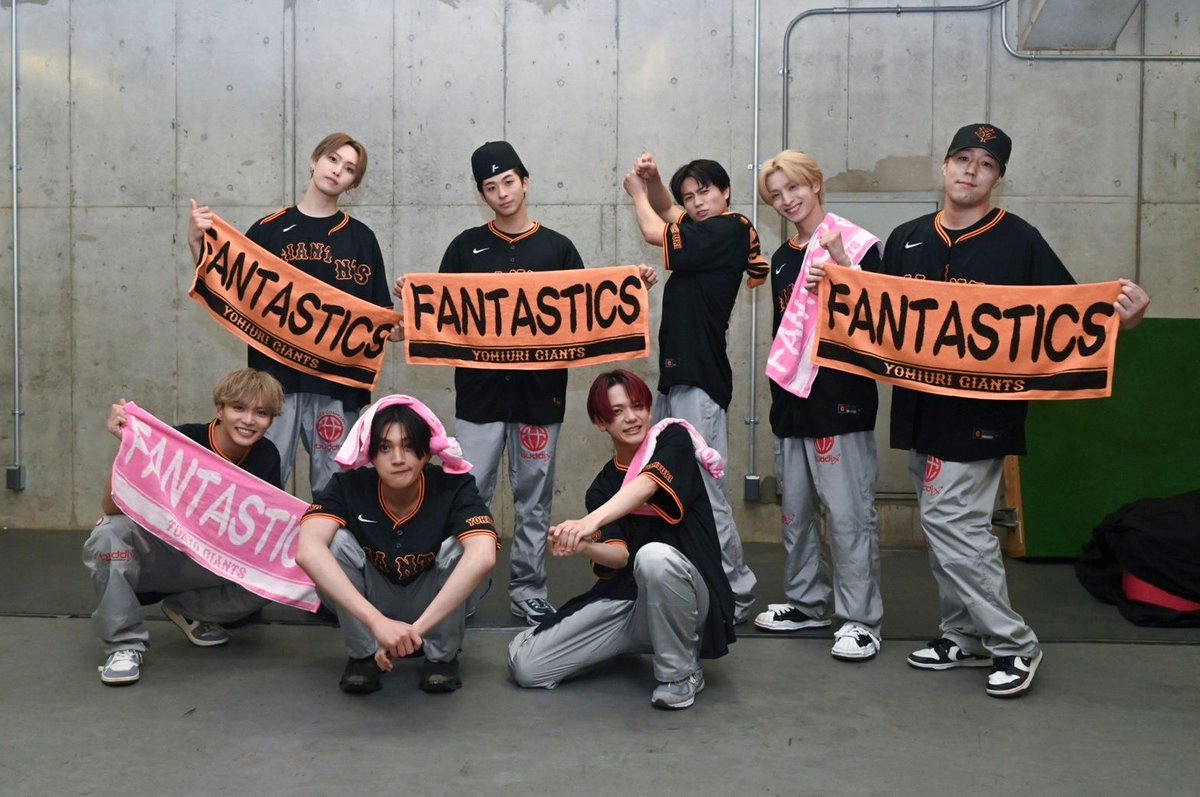 fantastics_fext's tweet photo. 今日はファーストピッチ
生中継、パフォーマンスと
色々な経験を
させていただきました😭

ファーストピッチ
上手くいってよかった、、、

野球って最高ですね😭⚾️

終始試合を
観てアツくなってました🔥

最後にジャビットくんとの
写真を📷

#FANTASTICS
#ジャイアンツ
#木村慧人
#慧人の独り言

木村慧人