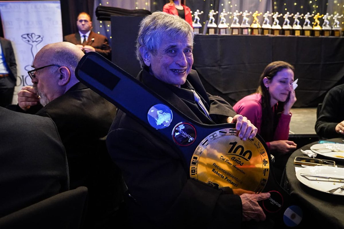 🥊SE NOS FUE UN REFERENTE🥊
😢 Falleció el querido y respetado colega Roberto Agustín Pettacci, que durante 35 años fue el encargado de cubrir boxeo para la Agencia Telam. Otro golpe bajo para el ambiente periodístico y boxístico. ♾️