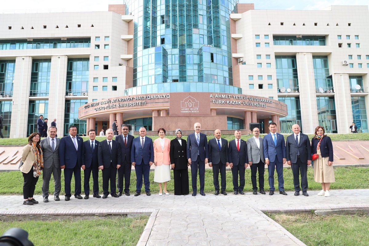 AhmetYeseviUni's tweet photo. TBMM Başkanı Prof. Dr. Numan Kurtulmuş (@NumanKurtulmus) üniversitemizi ziyaret etti. Üniversite personeli ve öğrencilerle buluşan Sn. Kurtulmuş “21. Yüzyılda Türk Dünyasının Yeri” konulu bir konferans da verdi. https://t.co/v9ItHPRWhx