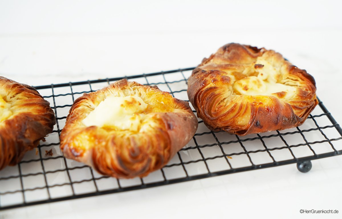 HerrGruenkocht's tweet photo. Erste Experimente mit selbstgemachtem Plunderteig:-)
Mit dabei: Dänemark-Fernweh
#HerrGruenbackt #Plunderteig #backen #HerrGruenkocht https://t.co/TLIHrX2UeQ