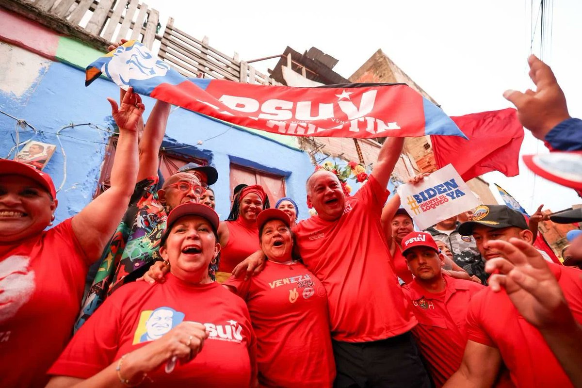 📍San Agustín Municipio Libertador Caracas “El Poder Popular organizado sabe quién es el enemigo histórico de ese Pueblo que atropellaron durante años y que gracias al Cmdte Chávez pudo levantar su voz y llevarla a todas las instancias' 🗣️ @dcabellor #ContraElTíterePatriaUnida