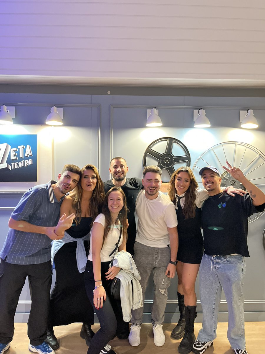 CaaaandeLopez's tweet photo. Buen día loquitos!! gracias por el show en Valencia, no paramos de reirnos😂vuelvan pronto🫶🏻✨ #nadiedicenada https://t.co/bGGzZcpaam
