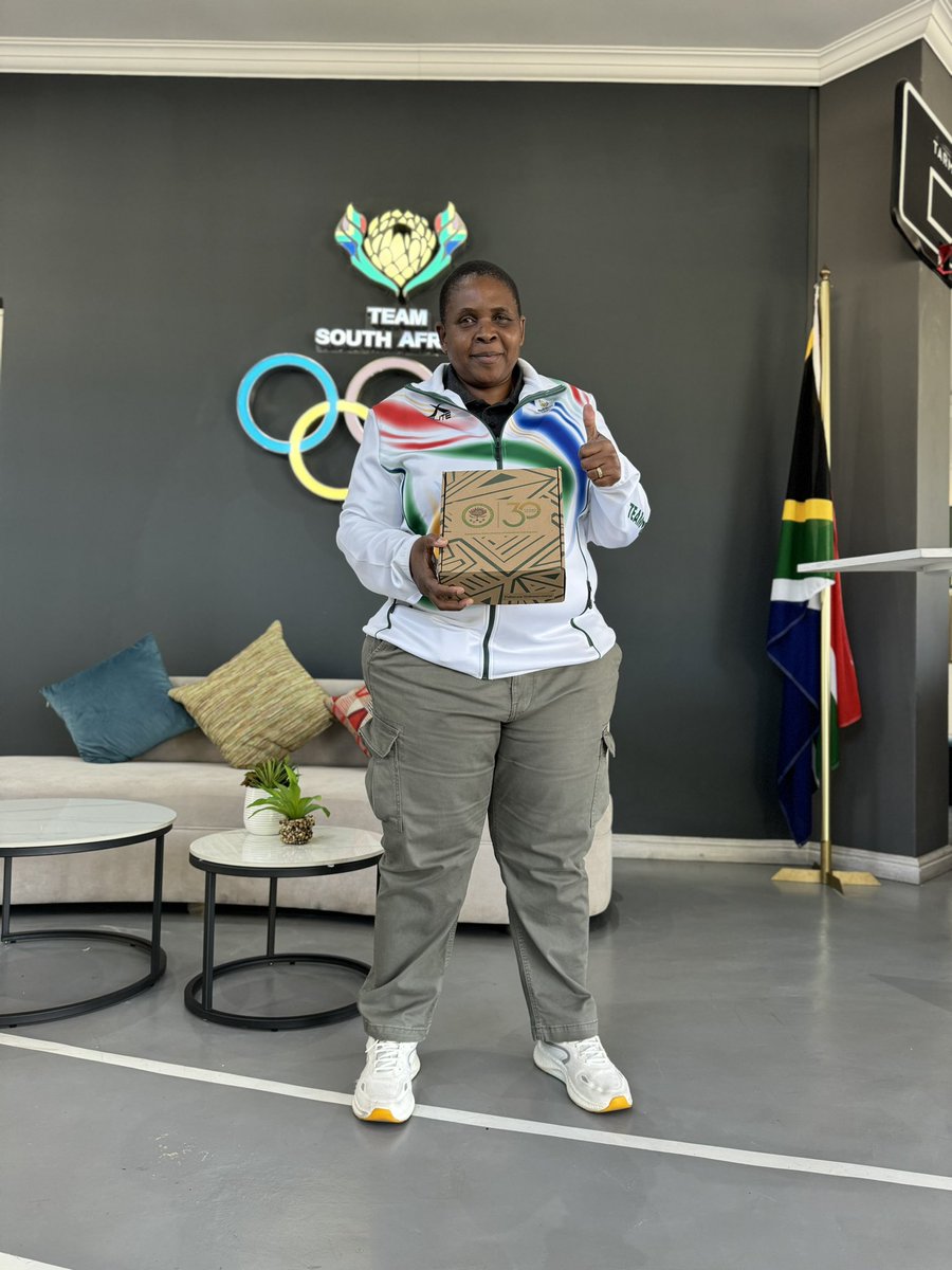 Patience_S17's tweet photo. @USSAstudent 
Thank You USSA for the lovely gift, much appreciated. Happy 30th Anniversary! 🍾🥂🎊🎉 https://t.co/5vnk6CMQGE