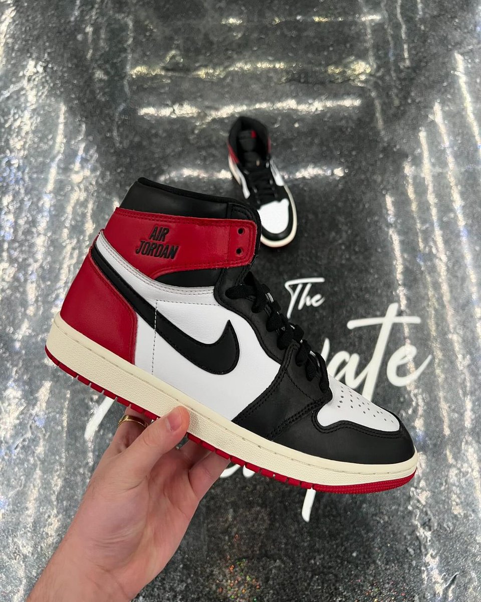 JustFreshKicks's tweet photo. IN HAND LOOK: Air Jordan 1 High OG "Reimagined Black Toe" 🥀 https://t.co/HUJ2Dmb6x2 https://t.co/IRjXGQVjBe