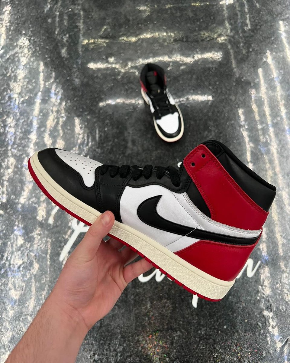 JustFreshKicks's tweet photo. IN HAND LOOK: Air Jordan 1 High OG "Reimagined Black Toe" 🥀 https://t.co/HUJ2Dmb6x2 https://t.co/IRjXGQVjBe