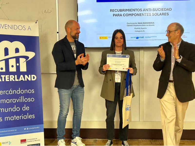 CIEMAT_OPI's tweet photo. 🥇La estudiante Naia Barandica de @psaciemat, primer premio del concurso #EXPERIMAT 2024 de @materlandfct en la categoría de doctorandos con:  “Recubrimientos anti-suciedad para componentes solares”. 
 ¡Enhorabuena, Naia!  

🎥https://t.co/WYyBuuX2hc
📰https://t.co/tsfG3k0Bt7 https://t.co/bw92rb1qqH