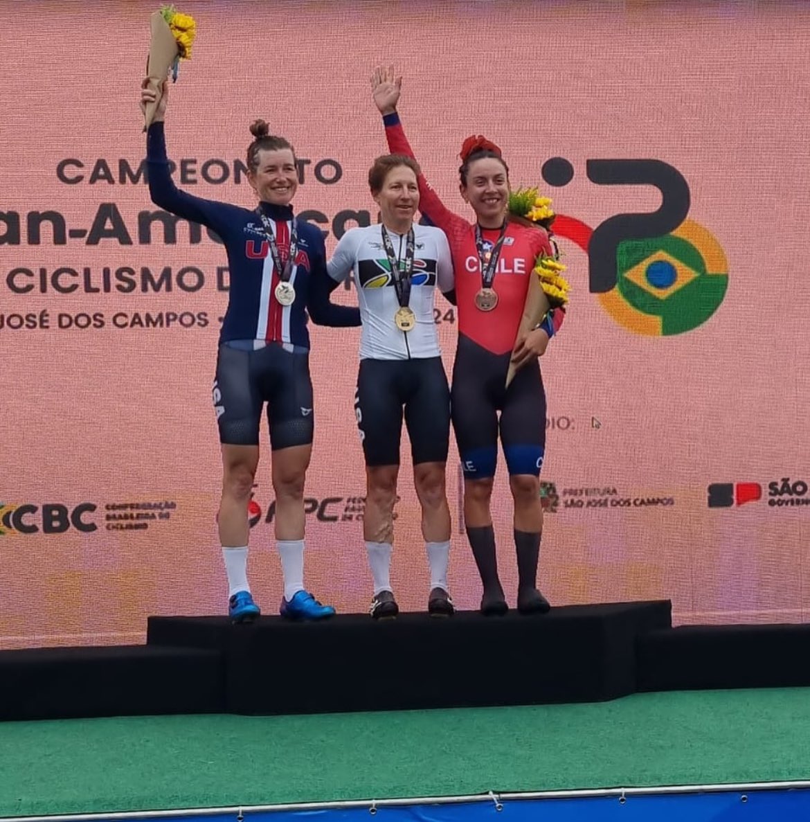 ¡BROOONCE! 😌👏🏻👏🏻

La ciclista Aranza Villalón consiguió la primera medalla para el Team Chile 🇨🇱 de Ciclismo 🚴🏻‍♀️ en el Panamericano de Sao Leopoldo 🇧🇷, luego de ser tercera 🥉 en la contrarreloj ⏱️.

¡Felicidades Aranza! 🙌🏻

#VamosTeamChile 🇨🇱