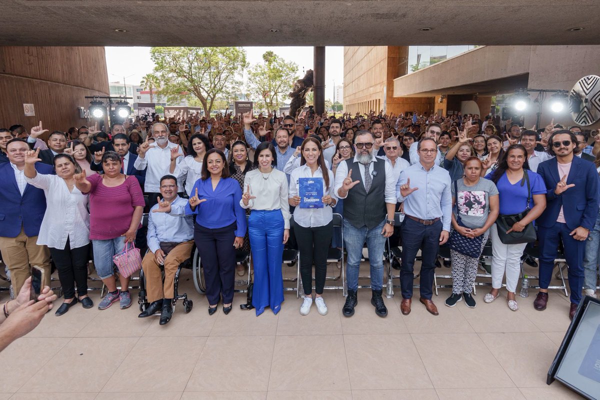 SASantibanez's tweet photo. @LibiaDennise ha hecho una campaña en donde todas las voces cuentan, en donde cada propuesta es valiosa, en donde las ideas son escuchadas.
Un programa de gobierno, se fortalece cuando se integran las ideas y opiniones de la ciudadanía. Regístrate @pro24esp 
#LibiaGobernadora https://t.co/46Mypb7AOZ