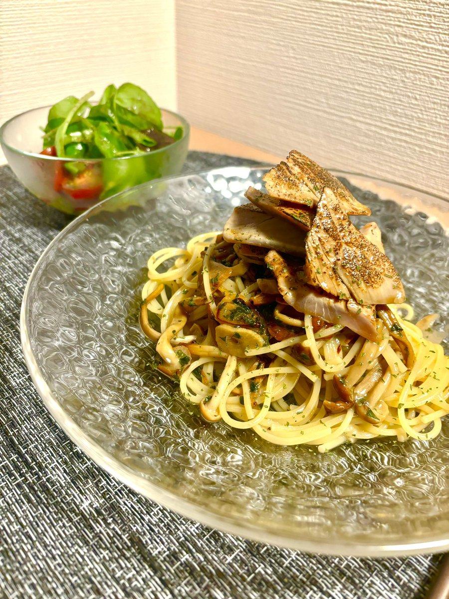 本日は🍴
炙りカツオと柿の木茸のパスタ🍄‍🟫
香ばし醤油☺️鼻から香るぅ〜👃

#おうちごはん
#料理好きな人と繋がりたい