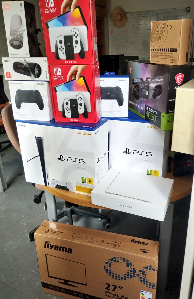 p4bl0's tweet image. Des lots pour le @ConcoursAPI8 de demo-making sont arrivés… #PS5 #Switch #enceintes #manettes #GPU #MacBook #écrans !
Rendez-vous sur api8.fr puis à @UnivParis8 le 29 mai ! 🎮🧑💻