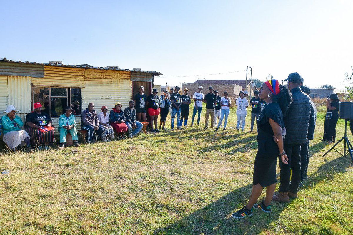 VuyiswaRamokgop's tweet image. As RISE Mzansi, we take ourselves seriously, and we take you seriously. We’ve left a copy of this contract of our commitment to be the best leaders and representatives, with the community, of Ward 5, Lindokuhle Garden, Orange Farm, so they can continue to hold us accountable.…