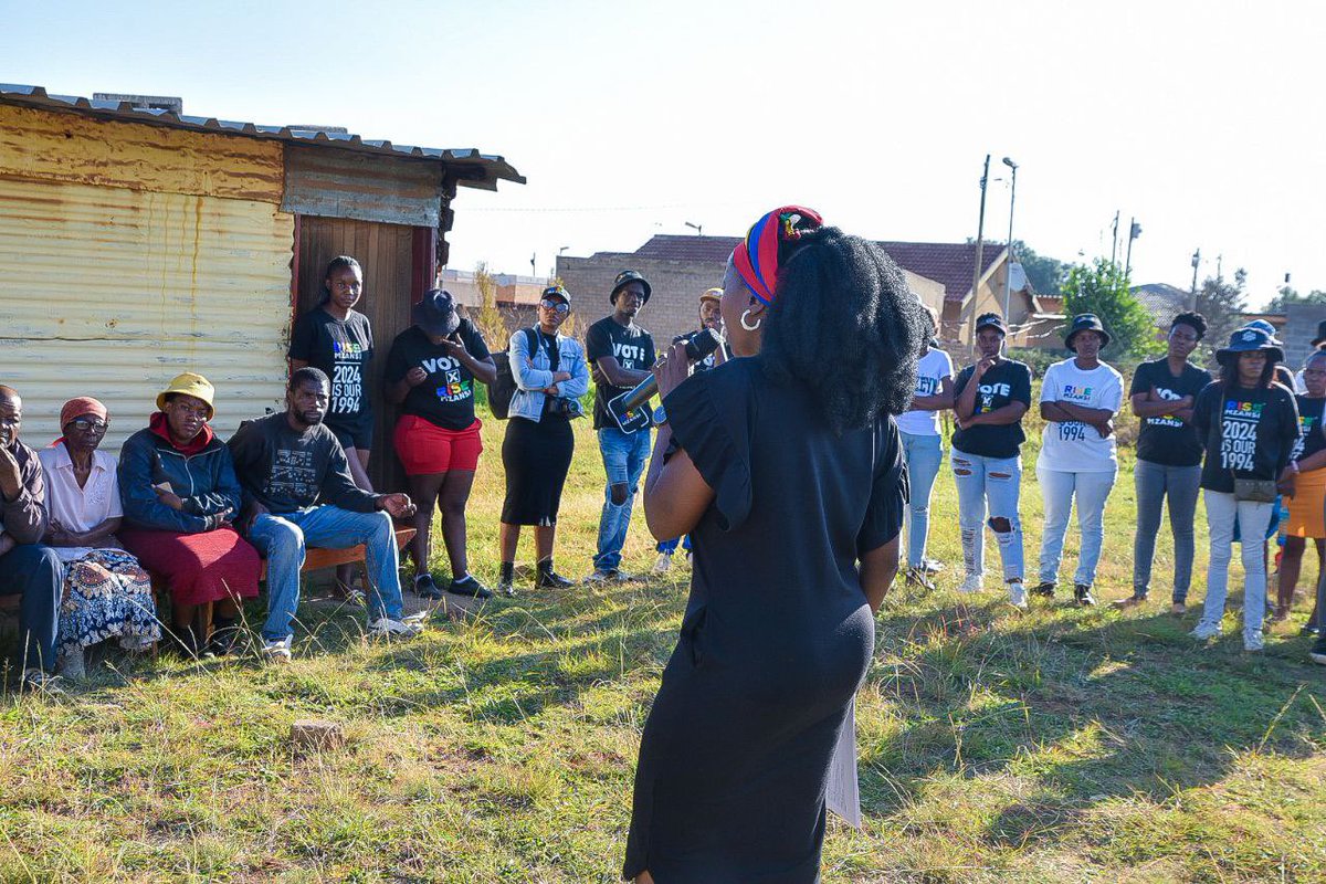 VuyiswaRamokgop's tweet image. As RISE Mzansi, we take ourselves seriously, and we take you seriously. We’ve left a copy of this contract of our commitment to be the best leaders and representatives, with the community, of Ward 5, Lindokuhle Garden, Orange Farm, so they can continue to hold us accountable.…