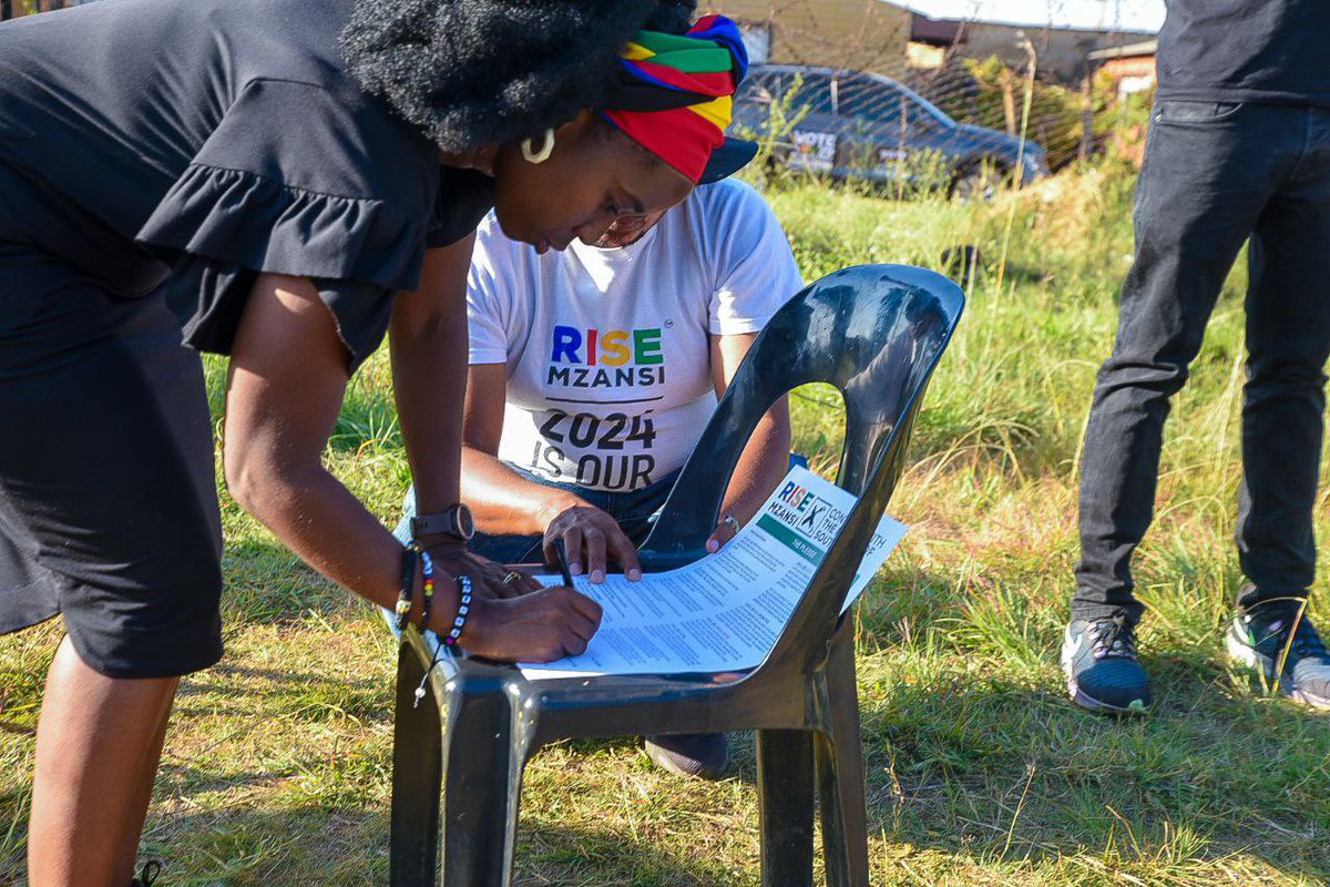 VuyiswaRamokgop's tweet image. As RISE Mzansi, we take ourselves seriously, and we take you seriously. We’ve left a copy of this contract of our commitment to be the best leaders and representatives, with the community, of Ward 5, Lindokuhle Garden, Orange Farm, so they can continue to hold us accountable.…