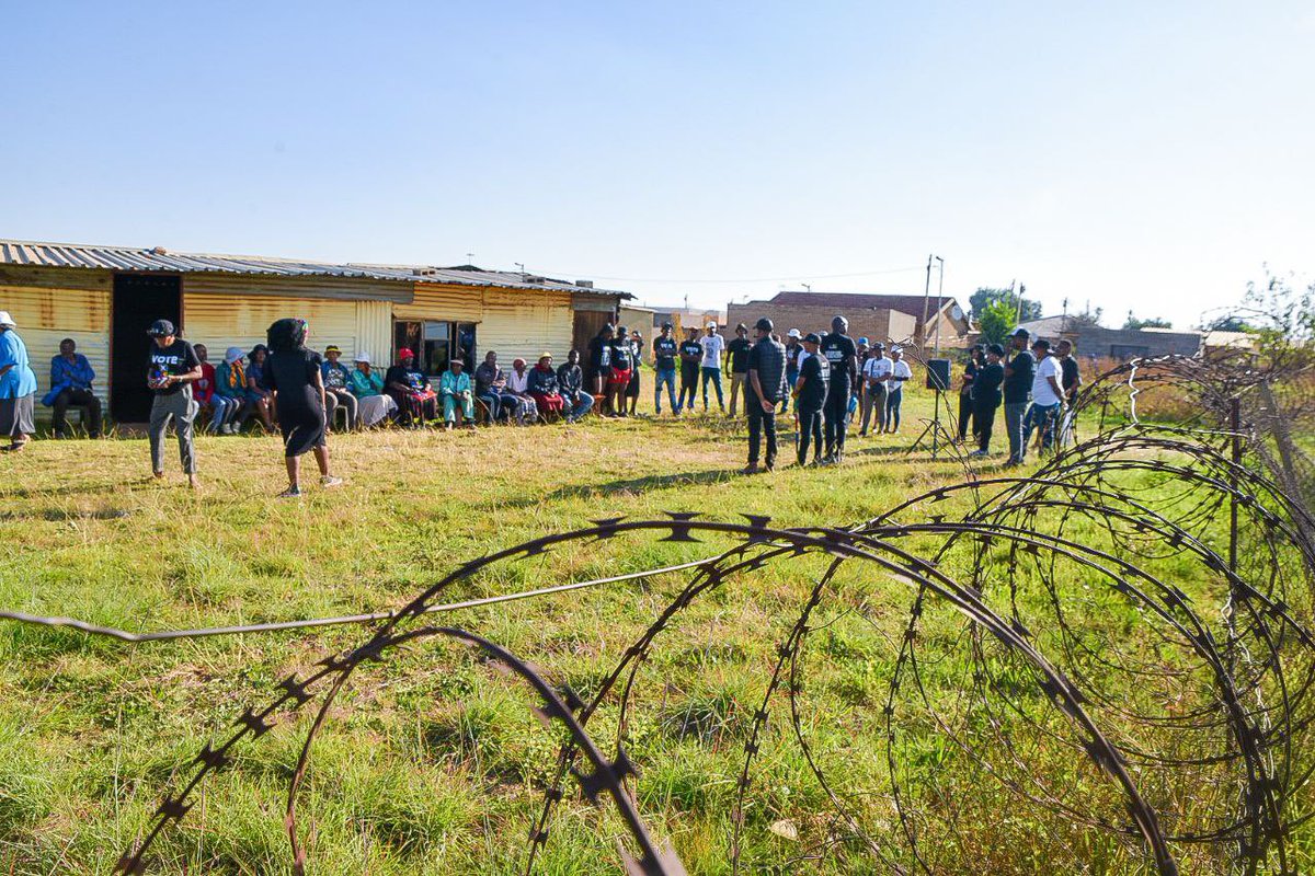 VuyiswaRamokgop's tweet image. As RISE Mzansi, we take ourselves seriously, and we take you seriously. We’ve left a copy of this contract of our commitment to be the best leaders and representatives, with the community, of Ward 5, Lindokuhle Garden, Orange Farm, so they can continue to hold us accountable.…