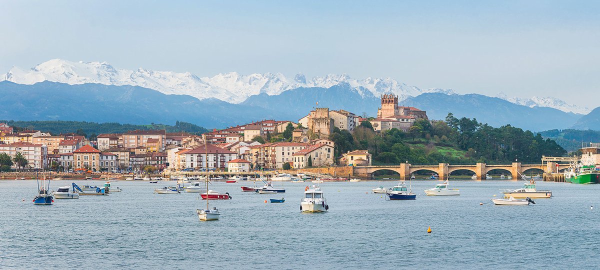 La costa cantabrica 🌊 🎏 ci offre immagini uniche e ci rivela villaggi incantevoli la cui cultura della pesca e la buona cucina ci fanno venire voglia di visitarli di nuovo, come #SanVicentedelaBarquera. 😍 tinyurl.com/3d93nebu 👈 #VisitSpain #SpainCoast @cant_infinita