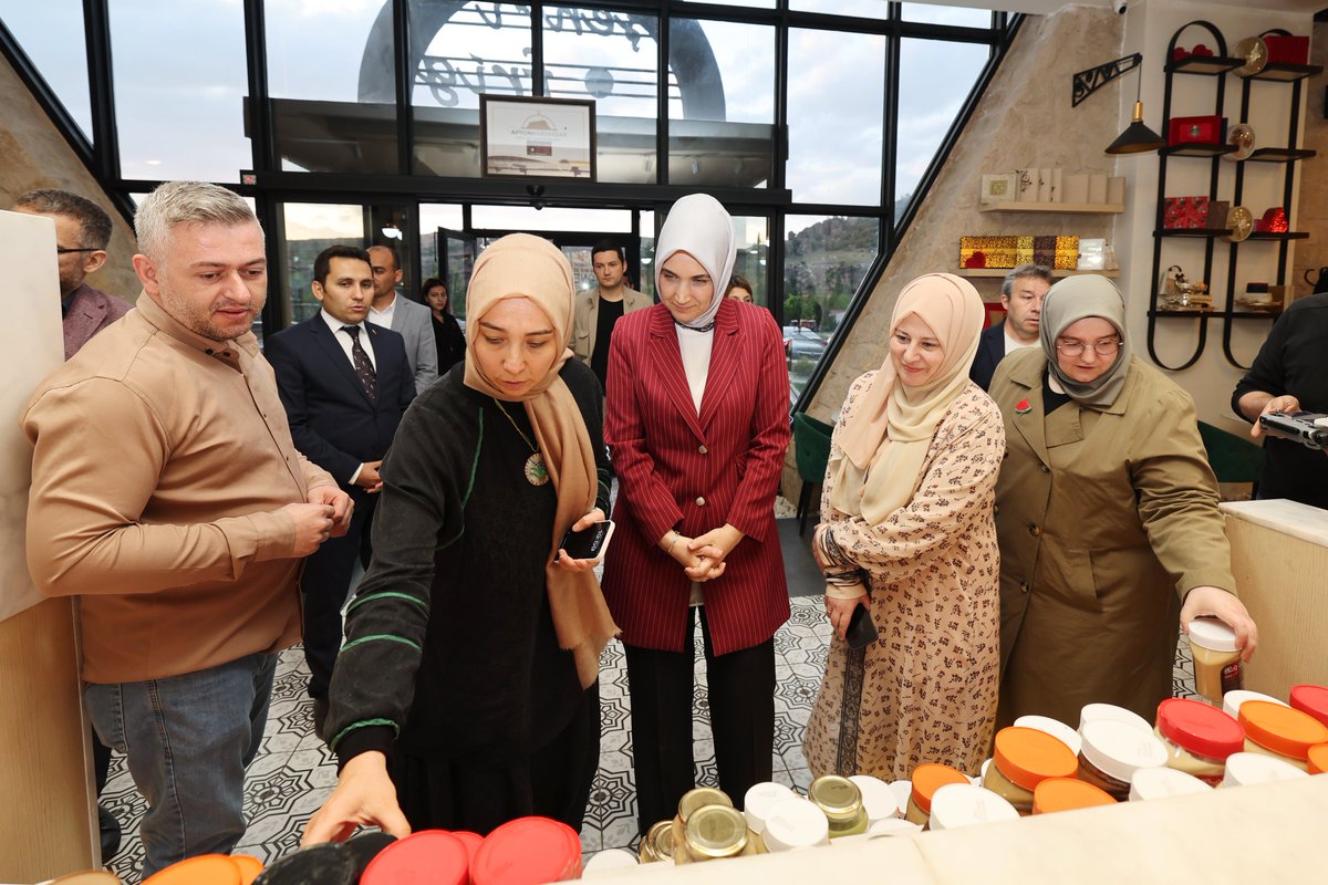 AfyonValiligi's tweet photo. Türkiye Gençlik ve Eğitime Hizmet Vakfı Yönetim Kurulu Başkanı Doç. Dr. Fatmanur Altun, Yönetim Kurulu üyeleri Ahmet Bayraktutar, Hatice Akıncı Yılmaz ve Vakıf Genel Müdürü Makbule Çabuk, Valimiz Doç. Dr. Kübra Güran Yiğitbaşı’nı ziyaret etti.   

Türkiye Gençlik ve Eğitime Hizmet Vakfı heyetiyle birlikte 3 bin yıllık mirasın eşsiz kalıntılarıyla kendine hayran bırakan Frigya’nın kalbi Ayazini’ni ve Afyonkarahisar şehir merkezinde bulunan tarihi, kültürel ve turistik alanları inceleyen Valimiz Yiğitbaşı, şehrimizin turizm potansiyeline ilişkin bilgiler verdi.
@turgev