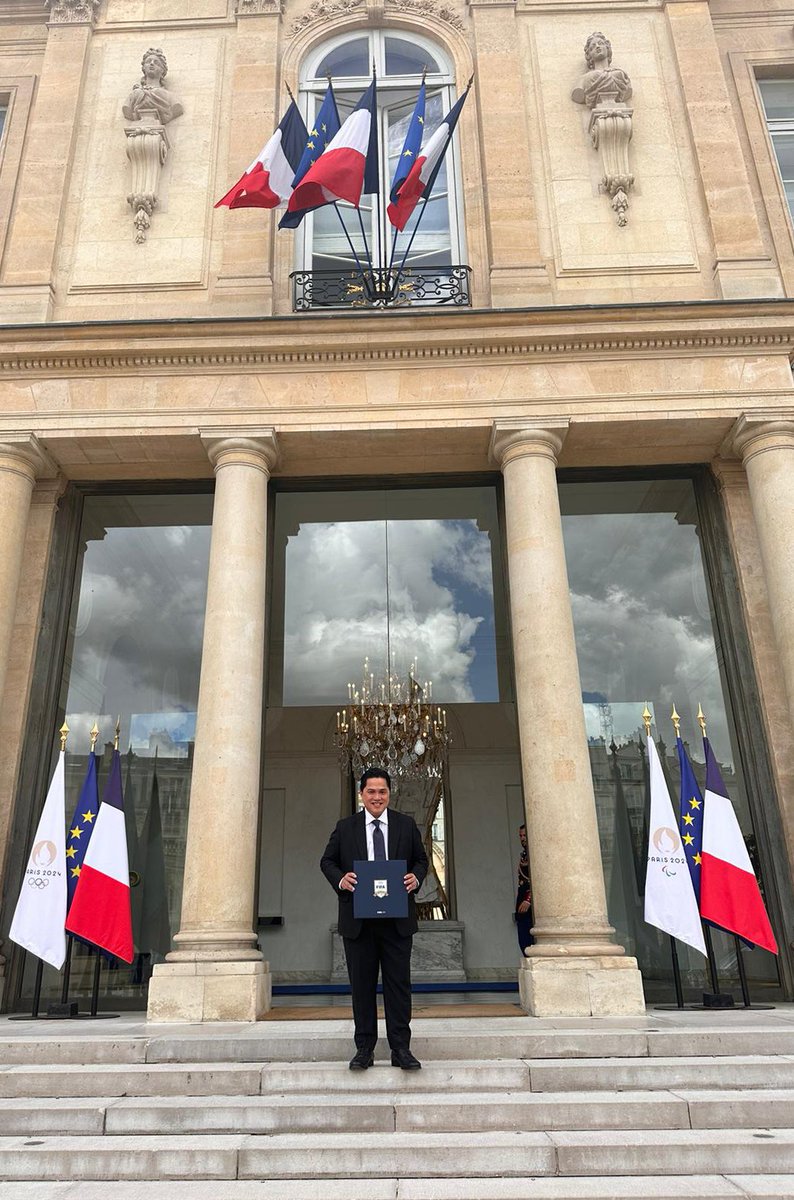 Hari ini saya menghadiri undangan Anniversary ke-120 FIFA di kediaman Presiden Prancis, Emmanuel Macron. Bersama Presiden FIFA, Gianni Infantino dan para tokoh sepak bola, kami berdiskusi tentang kekuatan sepak bola untuk mempersatukan seluruh masyarakat di dunia. Merci
