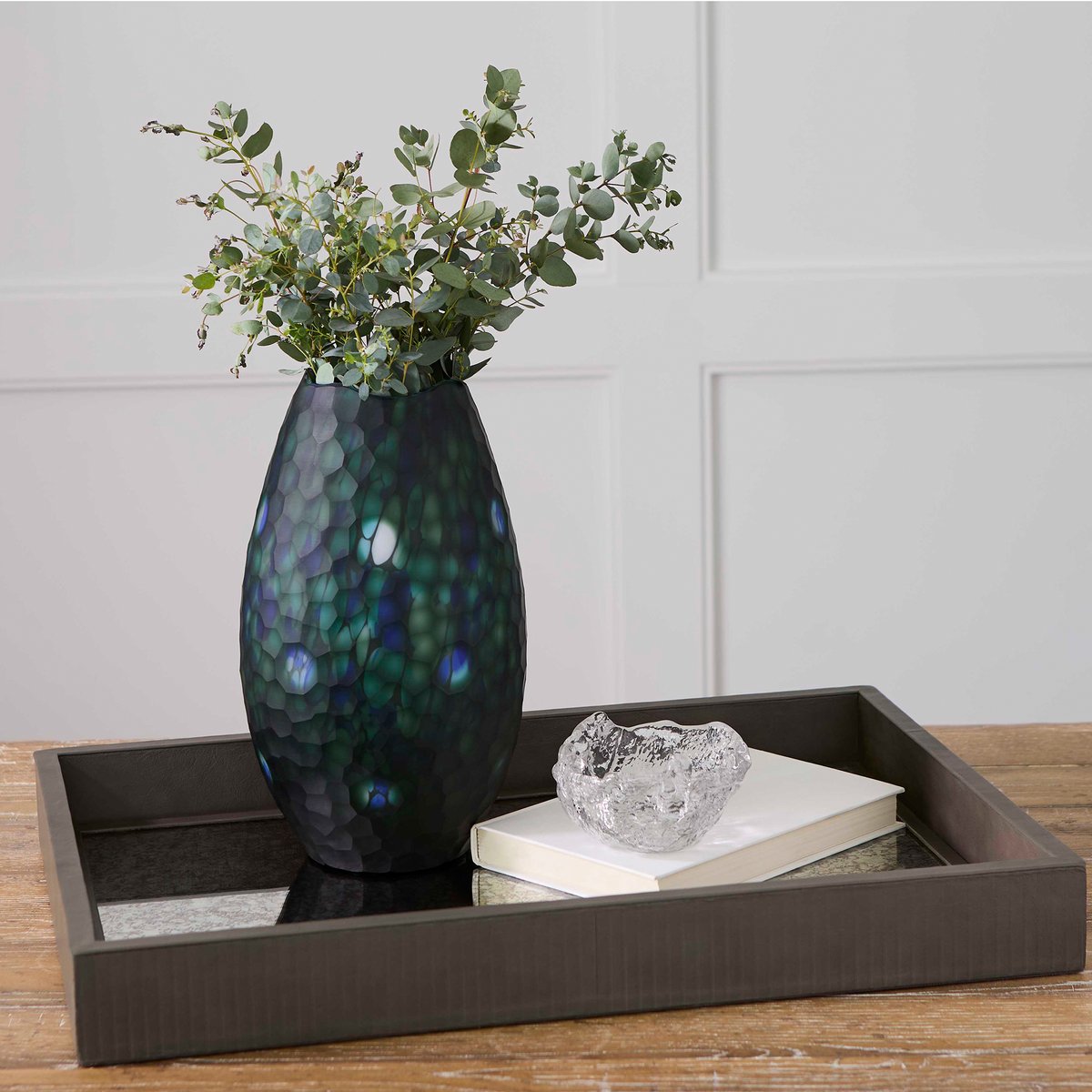 CyanDesignHome's tweet image. A luxurious trio of timeless mastery featuring aquatic shades, smoke grey leather, and intricate cast glass texture. 🌊✨

#cyandesign #cyanspring24 #designoutloud