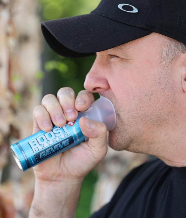 BoostO2's tweet photo. Have you tried our new REVIVE Peppermint?! Peppermint aroma has been known to provide a boost of energy and help mental alertness. So its particularly useful if you are trying to stay alert and focused on any task! 🌿💨😉
#boostoxygen #aromatherapy #peppermint #refresh #energy #healthylifestyle