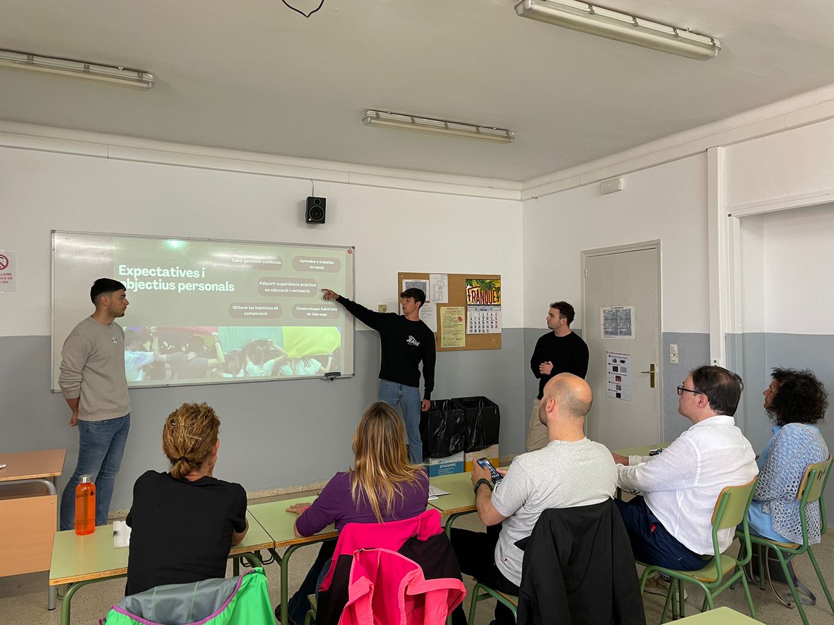 Edulonia's tweet image. Ahir vam assistir a la presentació final de l'alumnat que ens acompanya en les seves practiques del FP Dual d'activitats Físico Esportives al @insjaumehuguet !

#monitors #monitores #staff #colòniesescolars #edulònia #lleure #educació