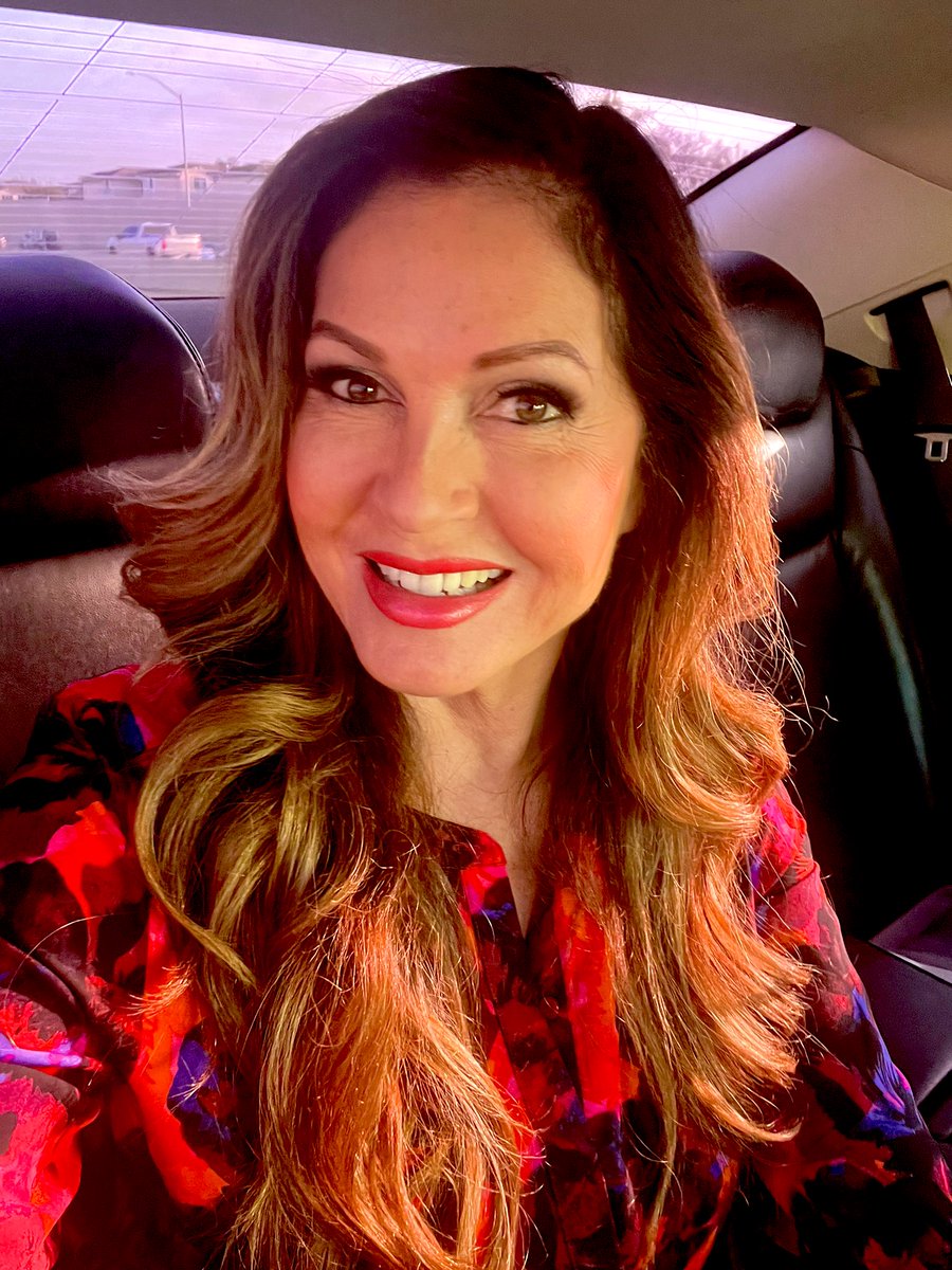 Up at 4:30 and out the door early to grab a flight to shoot an @InsideEdition investigation but just realized I forgot my jewelry! WHAT SELF RESPECTING LATINA FORGETS HER EARRINGS? 🤪