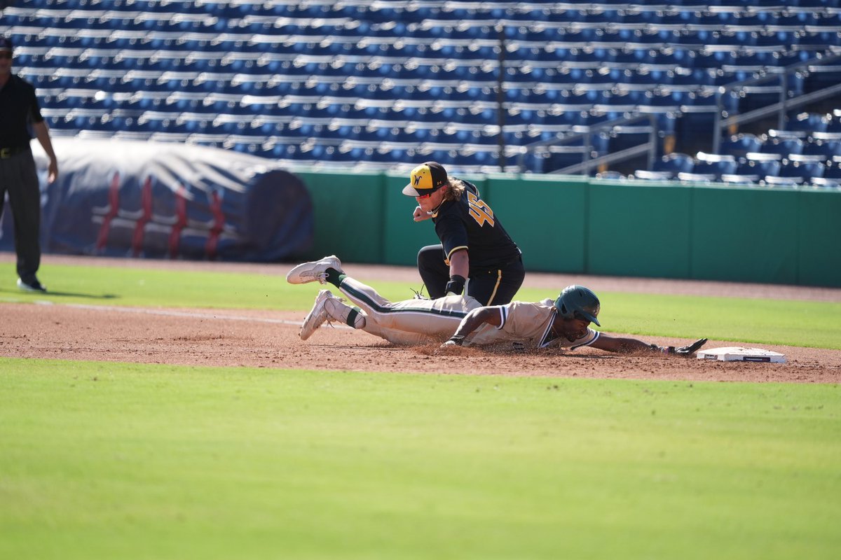 d1baseball's tweet photo. Gotta keep your head on a swivel with Seth Stroh in right!
@GoShockersBSB  https://t.co/BJxpmIvKjC