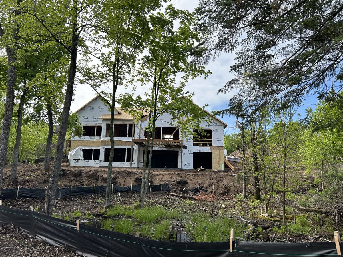 🚧‼️ ATTENTION - KENSINGTON UPDATE ‼️🚧 The beauty of this remarkable property is evident both from the road and the lake 😍 hubs.ly/Q02xMckb0 #lakehome #eastgulllake #brainerdlakesarea #mnhomebuilder #pricehomesmn