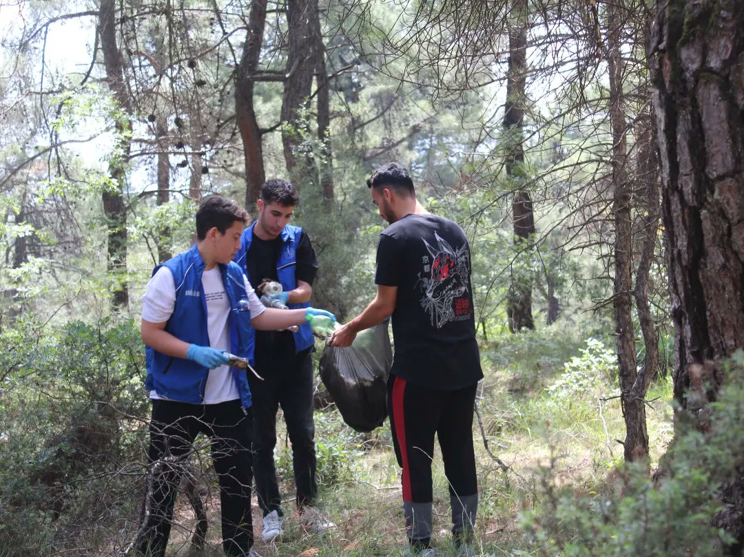 Doğa Yürüyüşü etkinliğimizin hemen ardından Gençlerimizle birlikte çevre temizliği etkinliğimizi gerçekleştirdik. 👏🏻

🌿🌲🍃Doğanın temizliği, geleceğimizin temizliğidir. 

#GSBBalıkesirGM
#GönüllülükKulübü
#ÇevreTimi