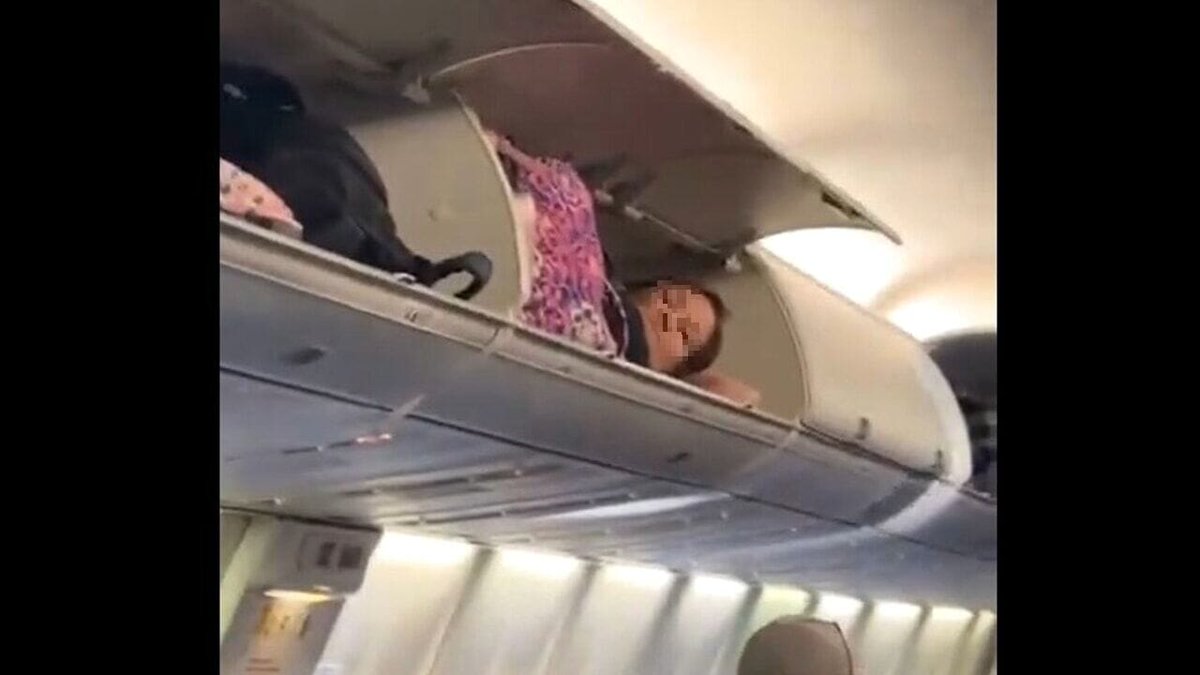 BUONGIORNO! 😀☕ Il volo sta per partire, ma c'è una donna in cappelliera In un volo della Southwest Airlines si è assistito a qualcosa di insolito: all'interno della cappelliera c'era una donna... 👉cittadino.ca/buongiorno-%f0… #BuongiornoATutti #bonjour #goodmorning #newspapers