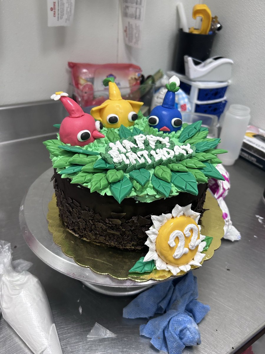 a pikmin cake i made at work last year 😎 twas for my bday