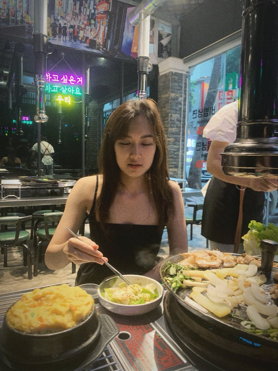 Rung1218's tweet photo. Tiệm thịt nướng ở Hoàng Ngân này ngon xỉu mà rẻ, chủ người Hàn lun nha https://t.co/yObOQqEUl8
