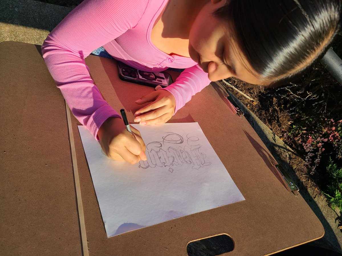 rondeaneArt's tweet photo. Took my art students outside to enjoy this nice breeze as they complete their last art assignments. #weRcreative πΌοΈποΈπ¨ https://t.co/aQsxZclJKm