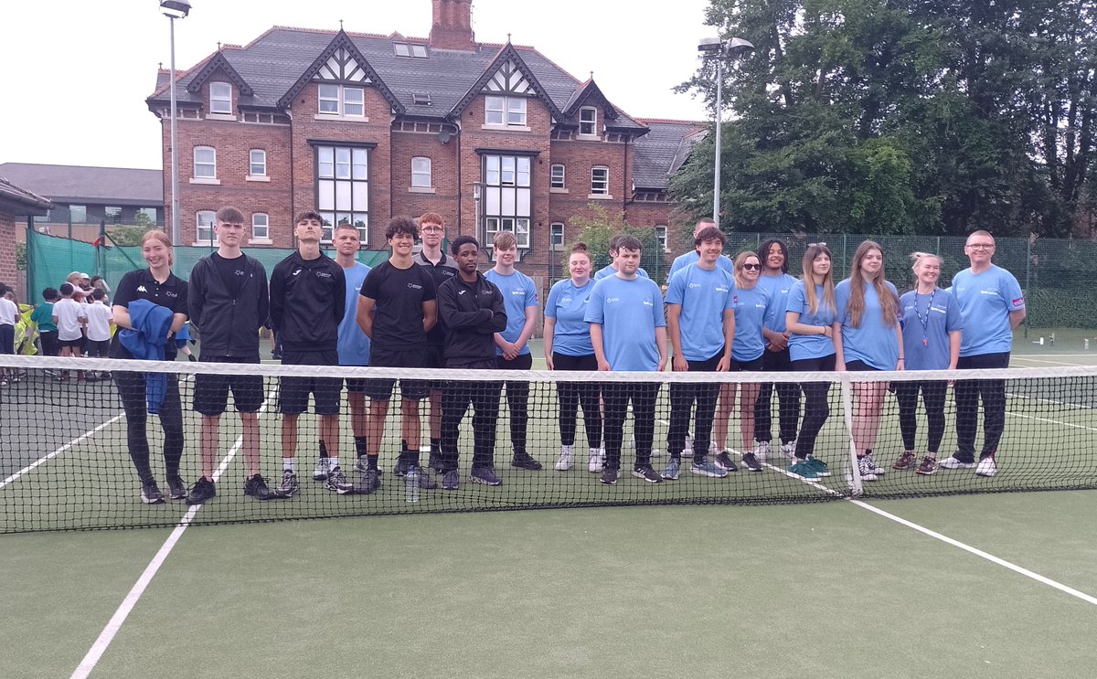 Big thanks to this group of brilliant Sports Leaders and staff @TraffordCollege and Colin <a href="/tennisclaremont/">Claremont Tennis</a> for helping to deliver today's fantastic Y3 tennis skills festival to nearly 100 children 👏🎾