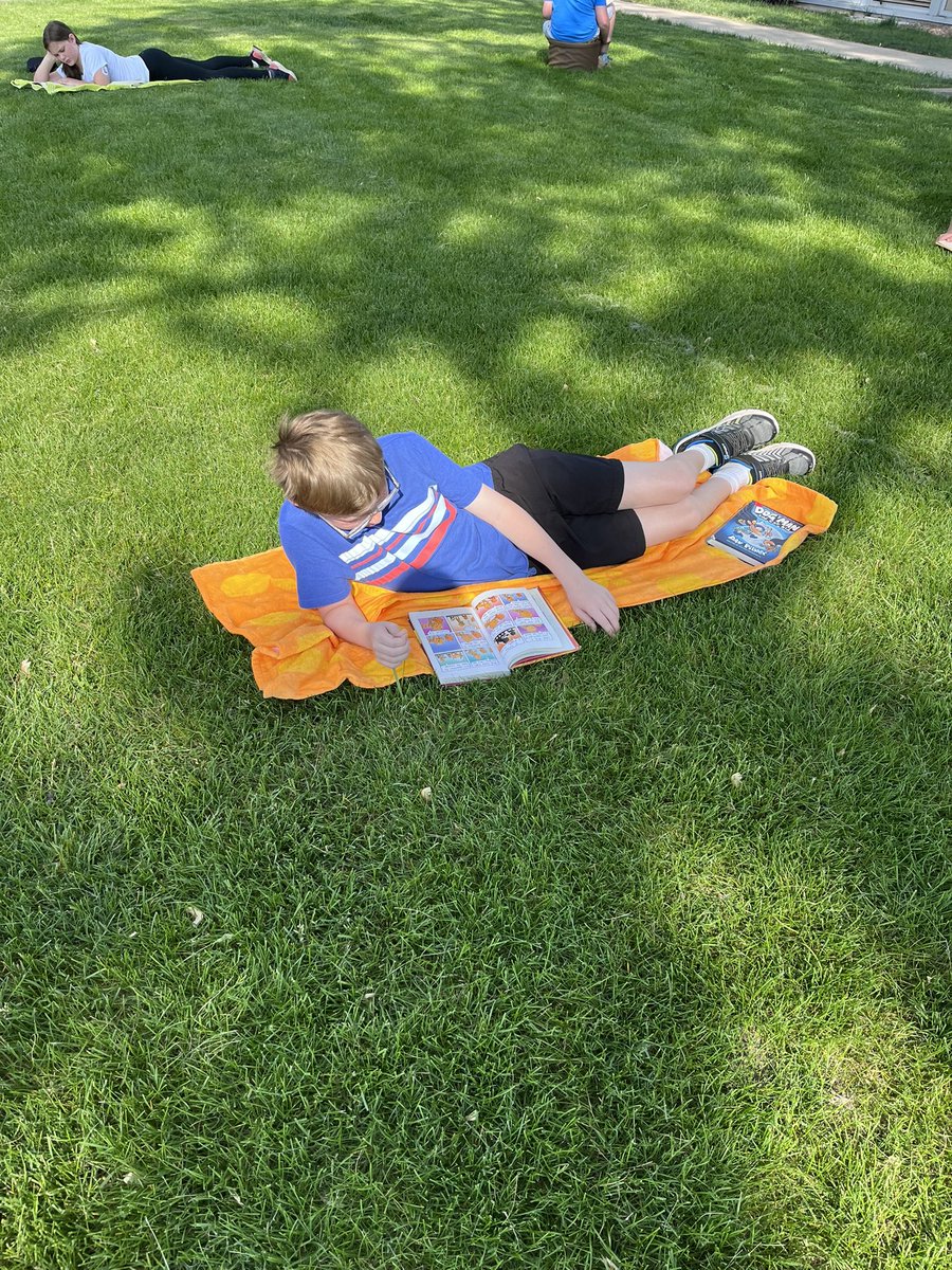 msjanetpark's tweet image. Celebrating our 40 book Challenge with a beach day ! These guys surpassed their goal of 40 chapter books and created a new goal of 100 books this summer! #SummerReading #40bookchallenge @LangesMatt #elevate203