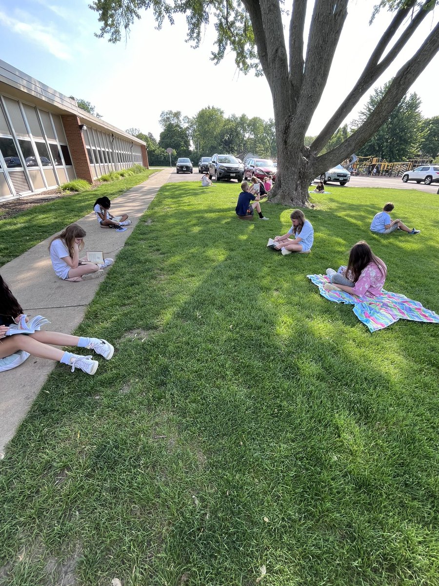 msjanetpark's tweet image. Celebrating our 40 book Challenge with a beach day ! These guys surpassed their goal of 40 chapter books and created a new goal of 100 books this summer! #SummerReading #40bookchallenge @LangesMatt #elevate203