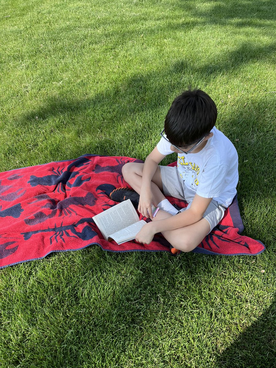 msjanetpark's tweet image. Celebrating our 40 book Challenge with a beach day ! These guys surpassed their goal of 40 chapter books and created a new goal of 100 books this summer! #SummerReading #40bookchallenge @LangesMatt #elevate203