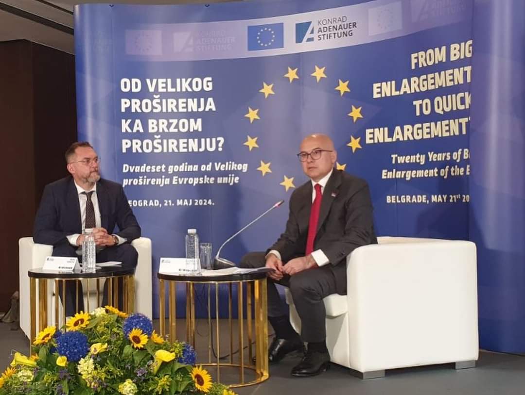Говорио сам данас на конференцији “Од великог проширења ка брзом проширењу - двадесет година од Великог проширења Европске уније”, у организацији Фондације Конрад Аденауер. 

Србија остаје посвећена европским интеграцијама, то је наше стратешко опредељење, јер би чланство у