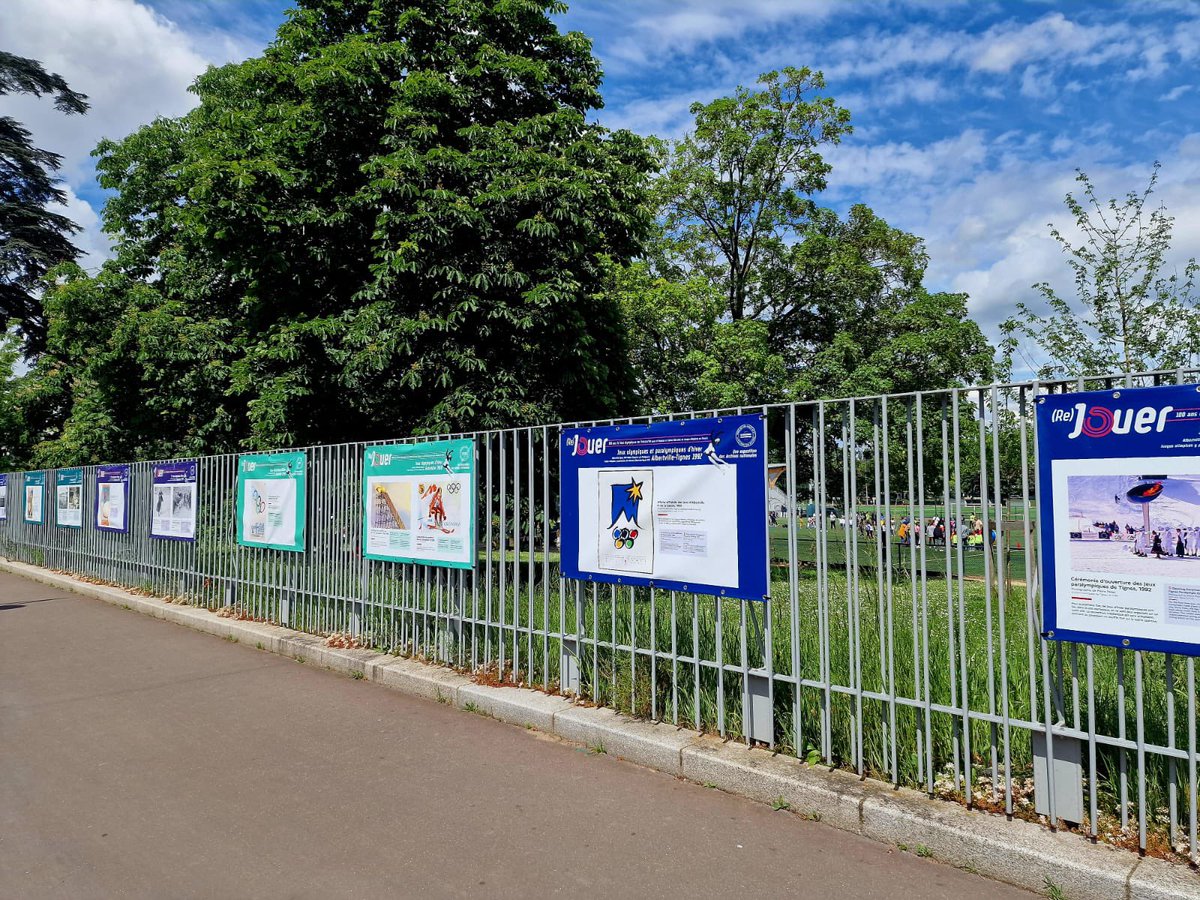 👀 Retrouvez l’exposition « (Re)Jouer ! 100 ans de Jeux olympiques en France »sur les grilles du Parc des sports à @epinaysurseine 👉 En savoir plus : archives-nationales.culture.gouv.fr/rejouer