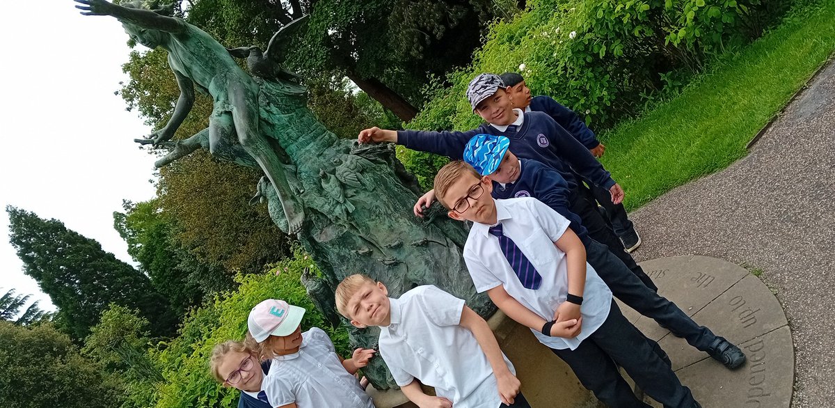 Y3_MrsCreed's tweet photo. We enjoyed our trip to The botanics so much! Thank you to Laura, who is an absolute legend!! 🥰🤩
We explored the pavilion habitats and loved the fragrent rose garden! @FOBSheffield 
What an epic trip to enhance our plants topic! 🪴 🥰🌾🌹🌷#themillscience #beworldwise https://t.co/atrcWggPY1