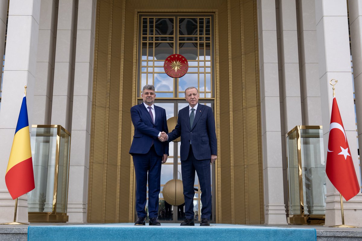 Cumhurbaşkanımız Recep Tayyip Erdoğan, Romanya Başbakanı Marcel Ciolacu'yu resmi törenle karşıladı.