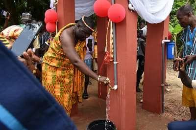 STARGhana's tweet photo. Our partners' visit was marked by the commissioning of a #borehole and a library/computer lab for the #Oboadaka M/A Basic School, addressing two most crucial needs. The team also donated assorted items including books & footwear.
@comicrelief
@FCDOGovUK
@British_Airways
@wacsi https://t.co/9B01zrJSIe