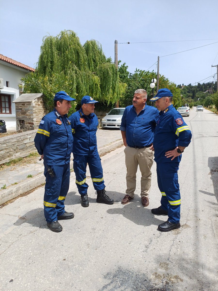 DimosNPiliou's tweet photo. Επίσκεψη εργασίας Περιφερειακού Διοικητή Πυροσβεστικής Θεσσαλίας στον Δήμαρχο Νοτίου Πηλίου @mmitzicos @pyrosvestiki #MunicipalitySouthPelion #DimosNotiouPiliou #pyroprostasia #askisi https://t.co/pN6WLcYJT7 https://t.co/LfVsenguDK