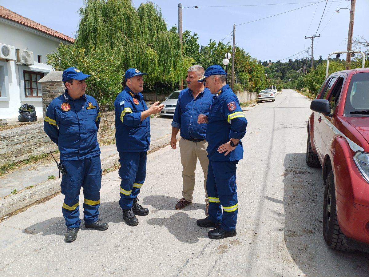 DimosNPiliou's tweet photo. Επίσκεψη εργασίας Περιφερειακού Διοικητή Πυροσβεστικής Θεσσαλίας στον Δήμαρχο Νοτίου Πηλίου @mmitzicos @pyrosvestiki #MunicipalitySouthPelion #DimosNotiouPiliou #pyroprostasia #askisi https://t.co/pN6WLcYJT7 https://t.co/LfVsenguDK
