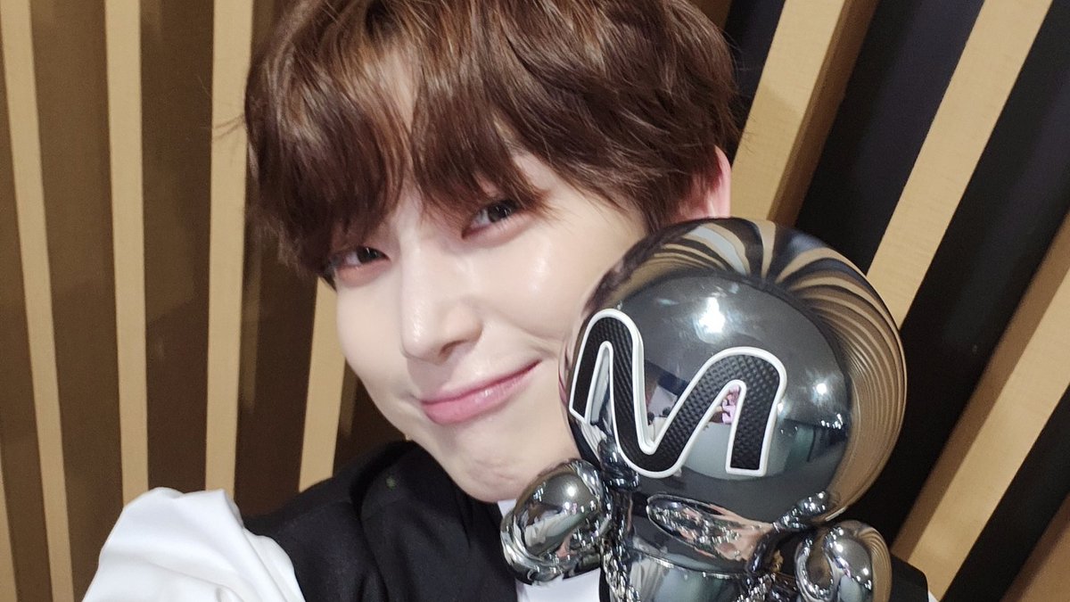 kmelpis's tweet photo. i call these mochi mallows sunoo selcas HE'S SO SQUISHYYY https://t.co/4iBgJlLz3a
