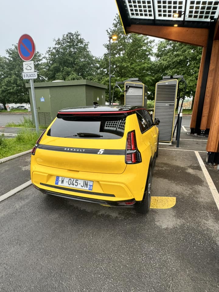 €33.5 K (🇫🇷)
52 kWh 🔋🔋 V2G/V2L capable
Deliveries December 2024
⚡️⚡️⚡️
Photo: Damien Dos Santos at @Fastned 🇫🇷

#spotted 
#Renault5 #daftpunk